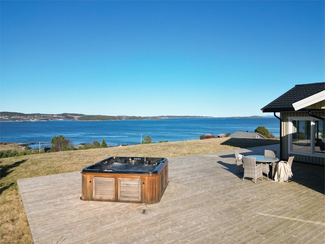 Terrassen strekker seg rundt nesten 3/4 deler av eiendommen.