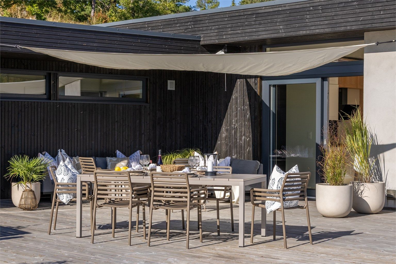 Terrassen er delvis overbygget, noe som gir ly for vær og vind.