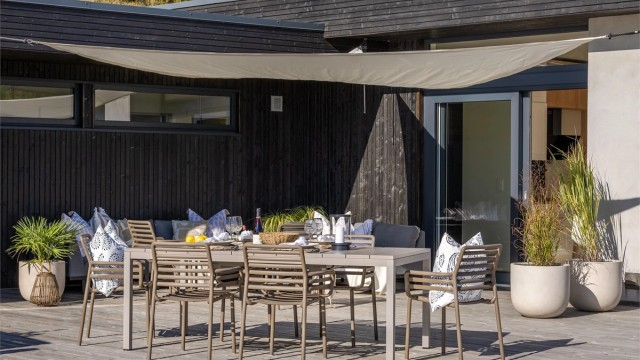 Terrassen er delvis overbygget, noe som gir ly for vær og vind.
