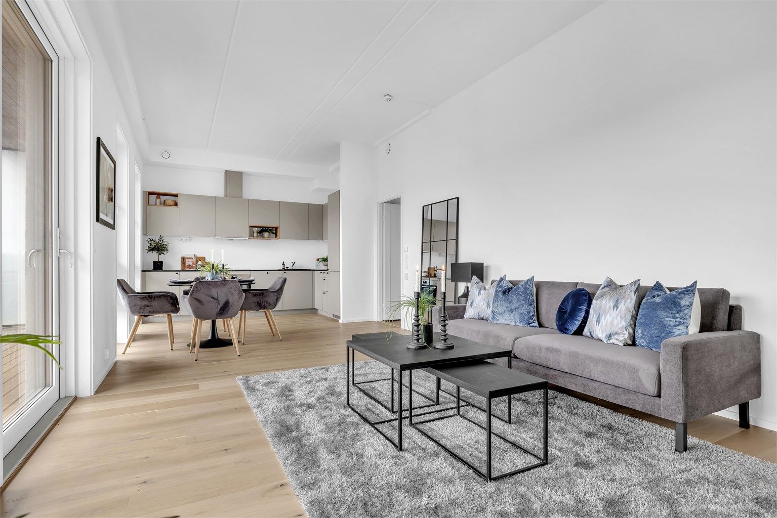 Stue og kjøkken ligger i er i moderne stue/kjøkken løsning. 