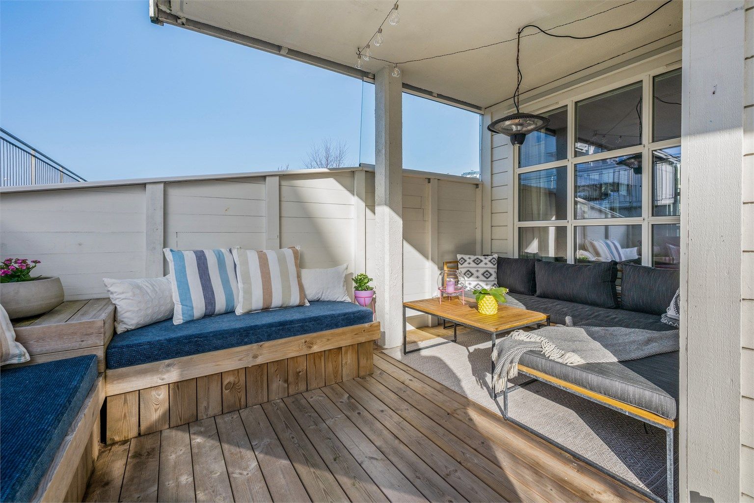 Terrassen ble bygget ny i 2021 med blant annet nytt støpt fundament, plassbygget to sofaer og en "kjøkkenbenk", satt inn glassrute mot nord. 