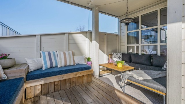 Terrassen ble bygget ny i 2021 med blant annet nytt støpt fundament, plassbygget to sofaer og en "kjøkkenbenk", satt inn glassrute mot nord.