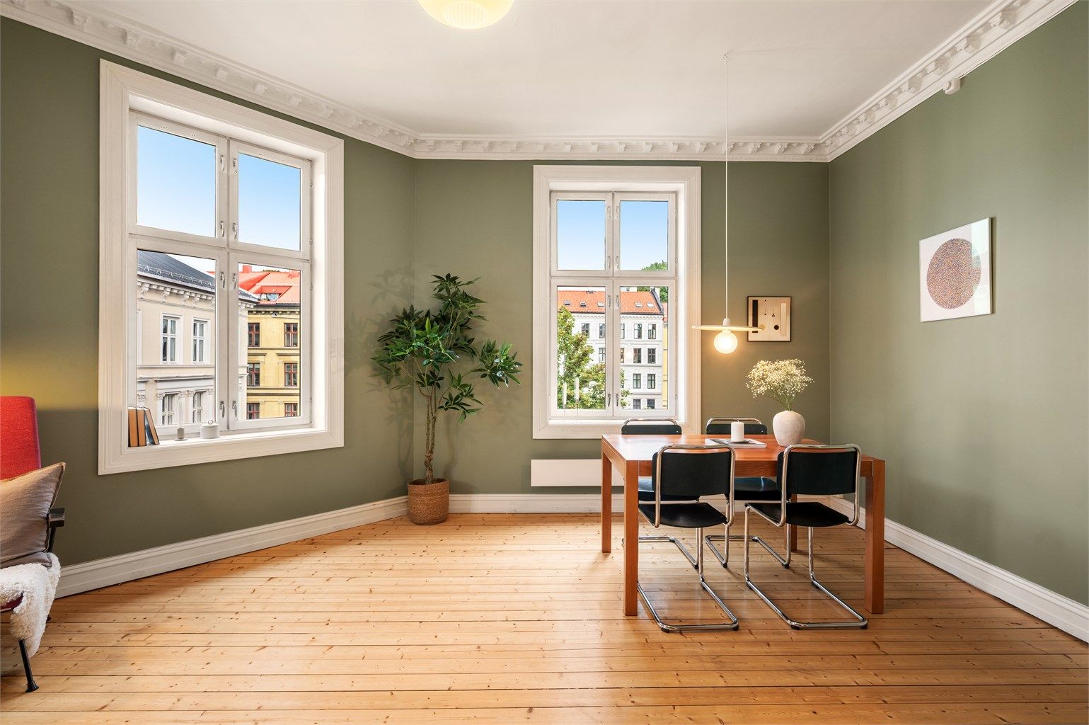 Stuen er lett å innrede med plass til både sofagruppe, tv-seksjon og spisedel.