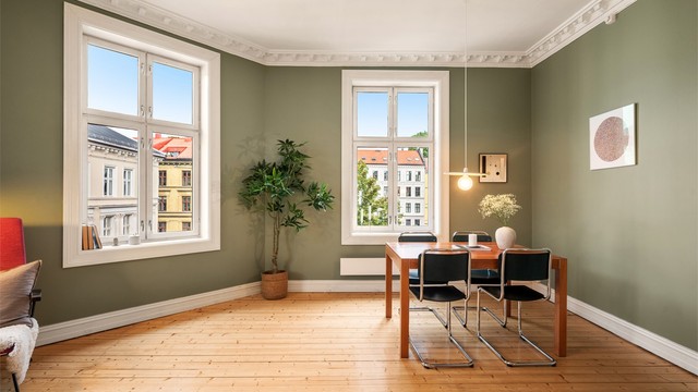 Stuen er lett å innrede med plass til både sofagruppe, tv-seksjon og spisedel.