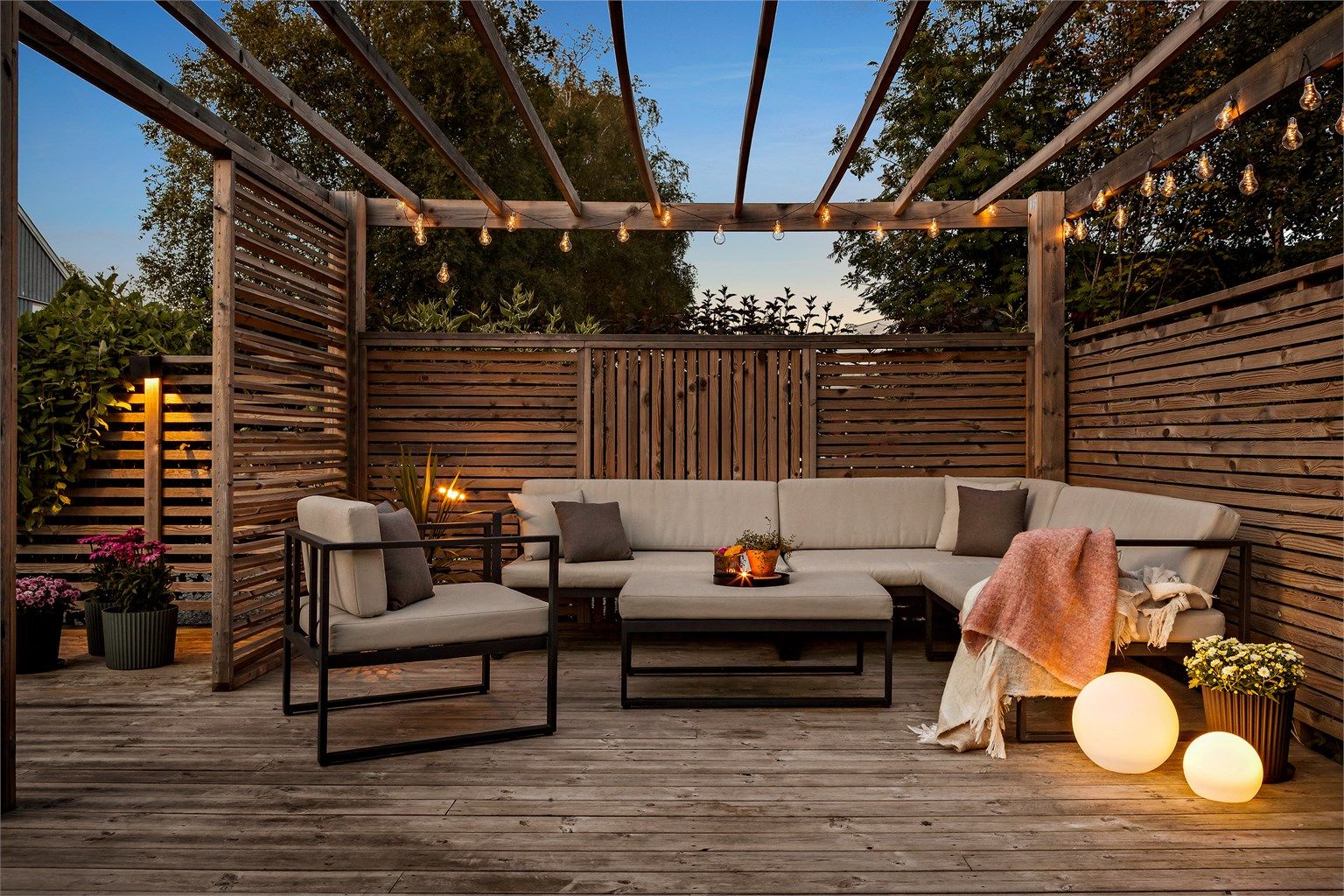 3-roms topp- og endeleilighet m/fantastisk uteområde. Leiligheten disponerer en markterrasse på ca. 74 m², med pergola og god plass.