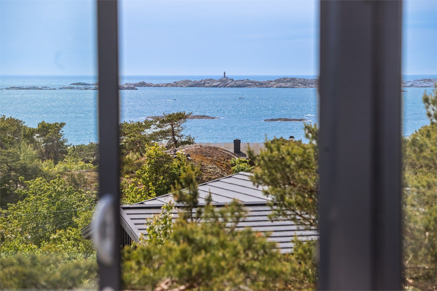 Fantastisk panoramautsikt over havet og mot Svenner fyr.