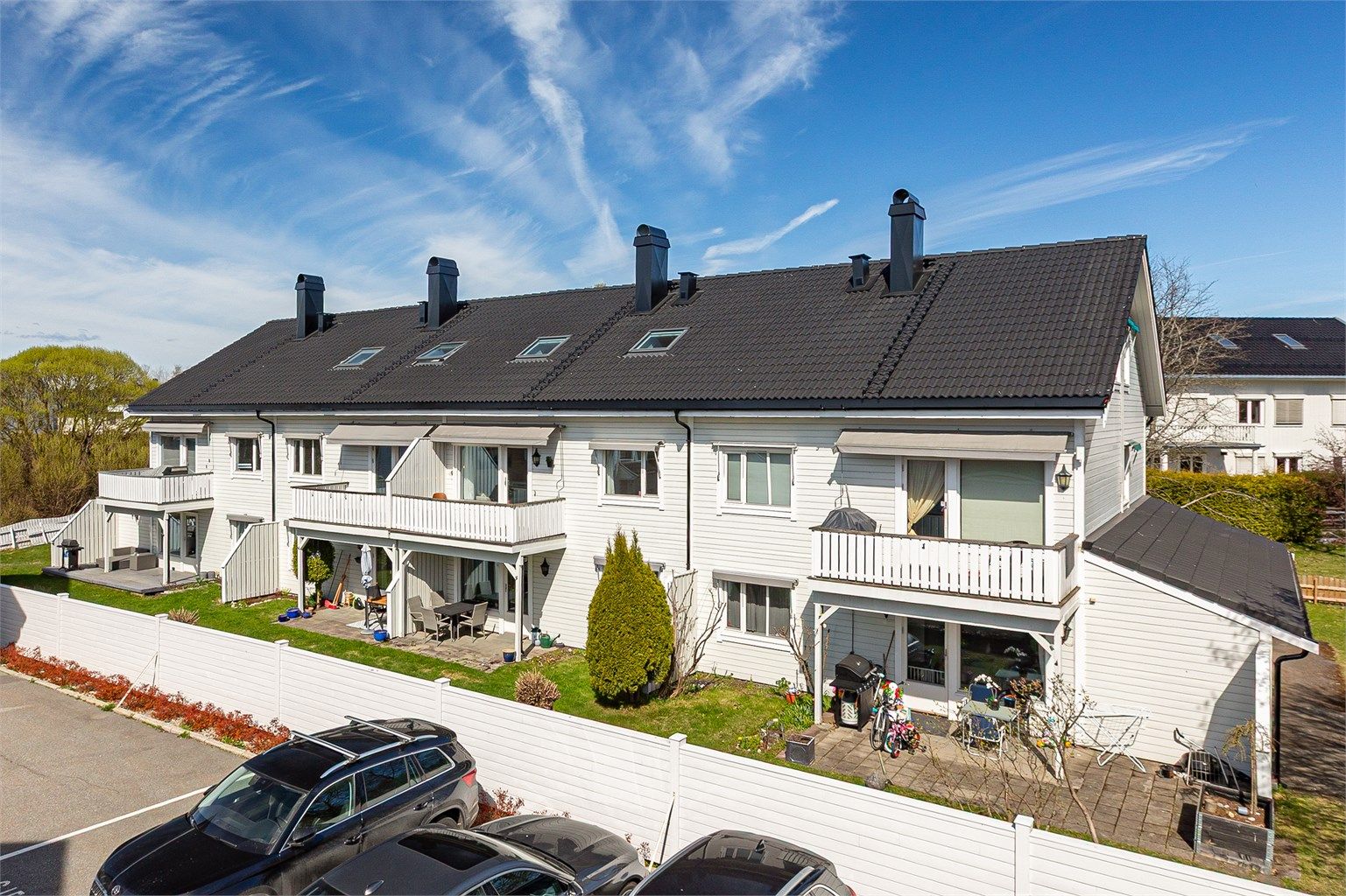 Bygningen har liggende trepanel og yttertak tekket med takstein fra 2025.