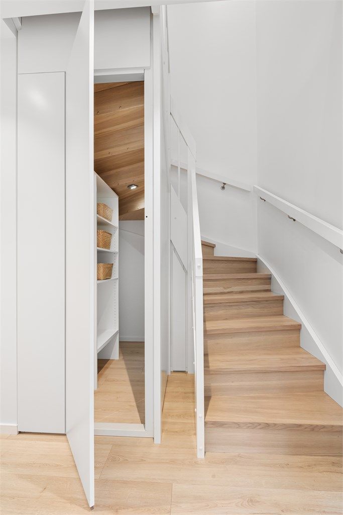 Smart utnyttelse av plassen under trappen til ekstra oppbevaring.