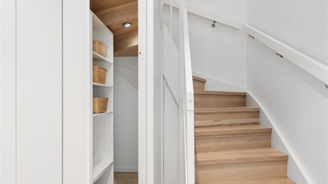 Smart utnyttelse av plassen under trappen til ekstra oppbevaring.