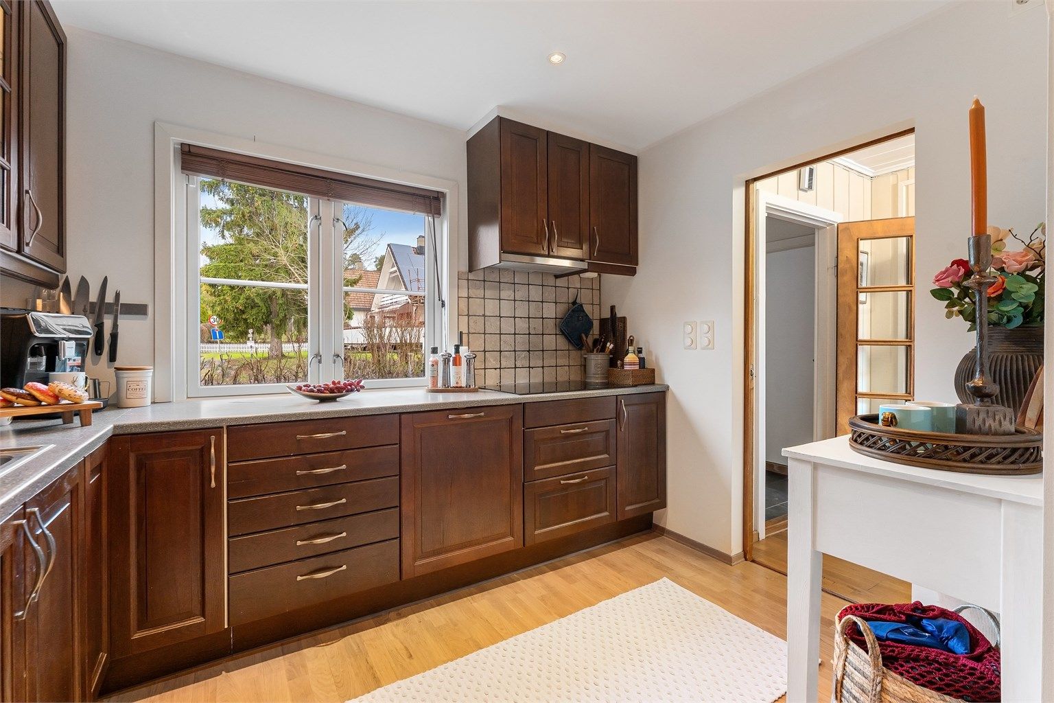 Store vindusflater gir godt med naturlig lys inn på kjøkkenet.