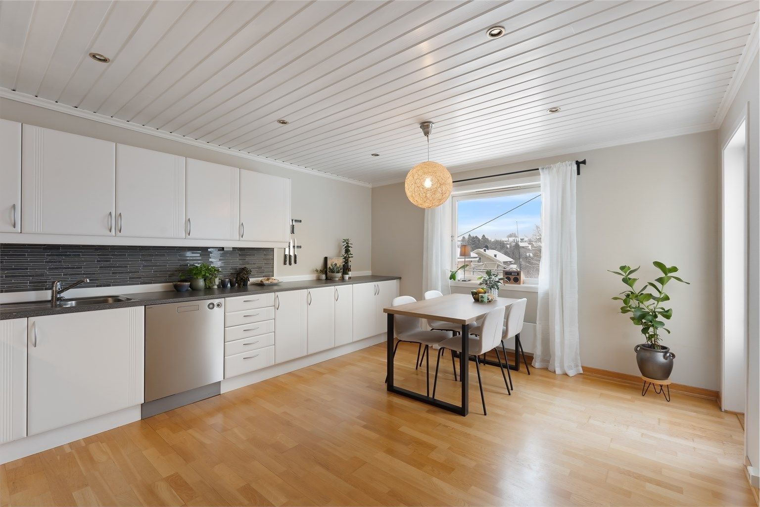 Her er det god plass til en spiseplass ved vinduet for hverdagsmåltidene.