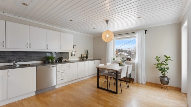 Her er det god plass til en spiseplass ved vinduet for hverdagsmåltidene.