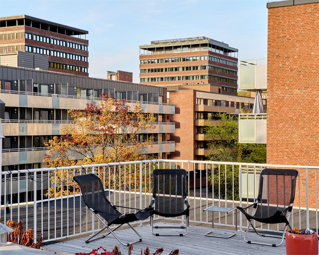 Boligen tilhører et veldrevet sameie/aksjelag med gode løsninger for beboerne. Her får du tilgang til en felles takterrasse med flott utsikt, vaskekjeller med tørkeskap og trygg sykkelparkering i bakgården.