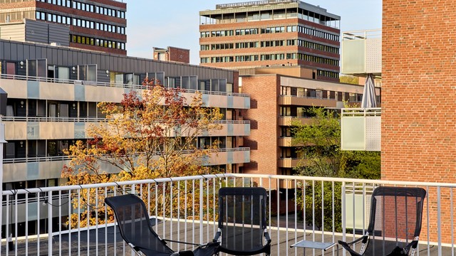 Boligen tilhører et veldrevet sameie/aksjelag med gode løsninger for beboerne. Her får du tilgang til en felles takterrasse med flott utsikt, vaskekjeller med tørkeskap og trygg sykkelparkering i bakgården.