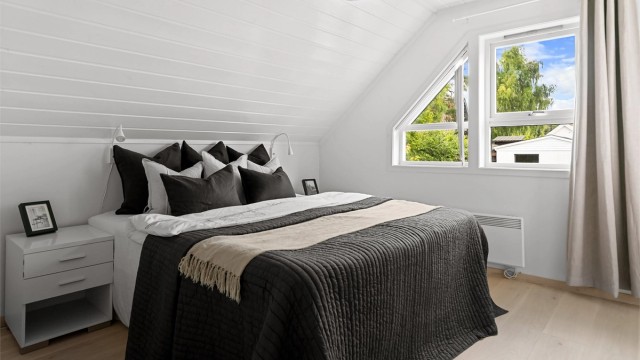Romslig soverom med god plass til dobbeltseng og garderobeløsning.