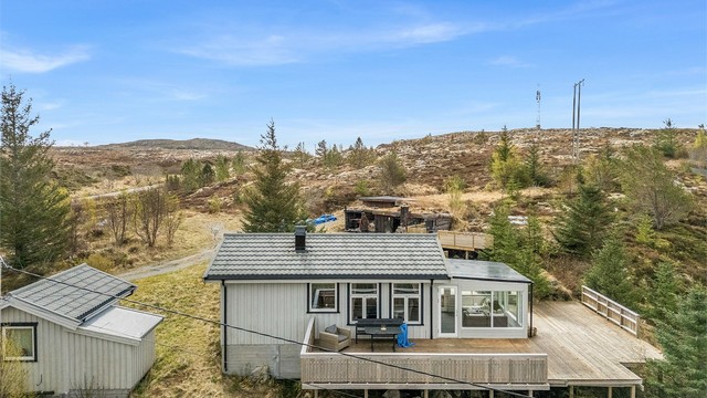Eiendommen ligger fint til med herlig utsikt og svært gode solforhold