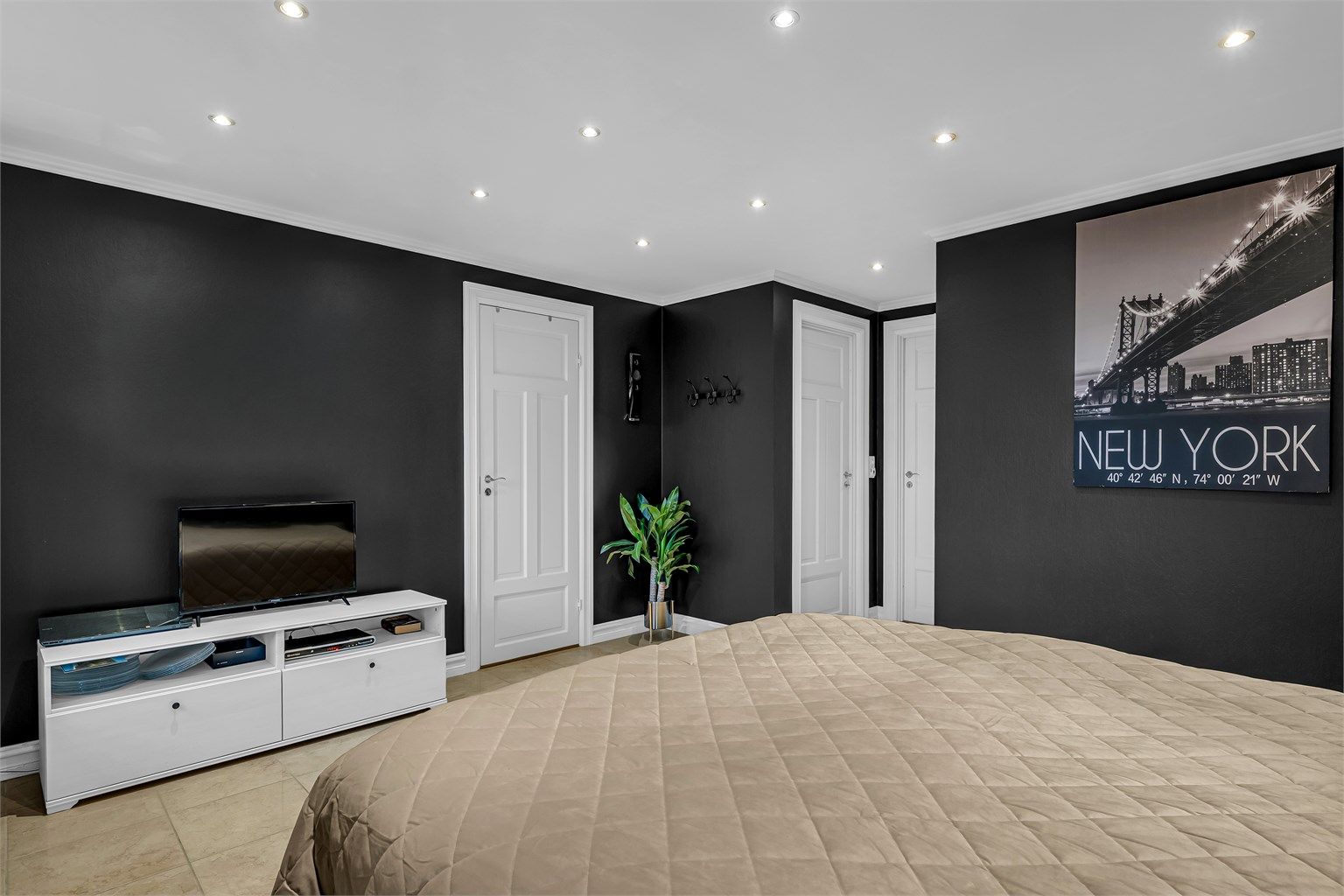 Rommet har direkte tilknytning til et eget walk-in-closet.