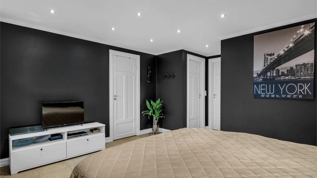 Rommet har direkte tilknytning til et eget walk-in-closet.