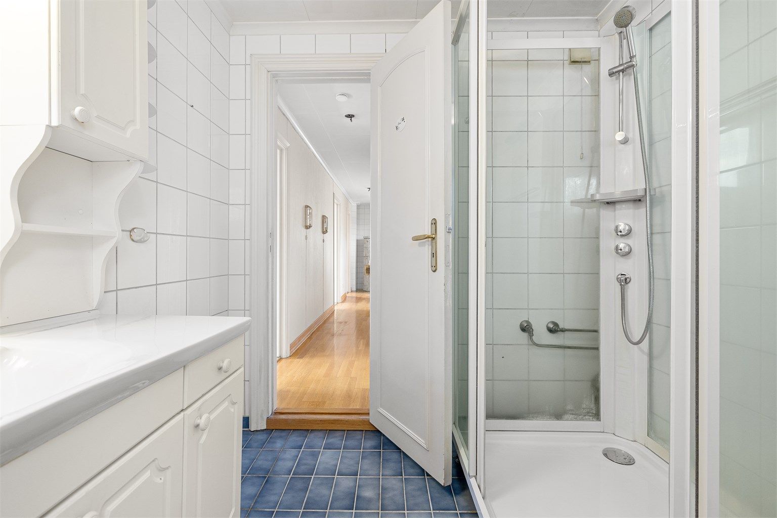Det bør påregnes fornyelse av badet innen kort tid.