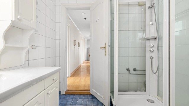 Det bør påregnes fornyelse av badet innen kort tid.