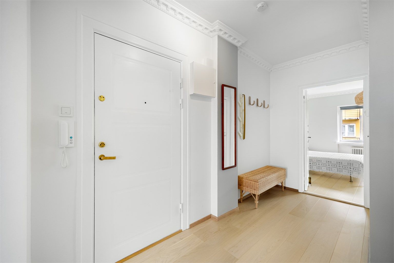 Entréen er romslig og gir et godt førsteinntrykk av leiligheten. Her er det mulighet for å henge fra seg yttertøy og sette fra seg sko.