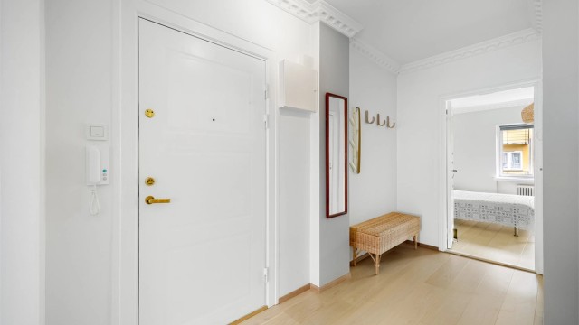 Entréen er romslig og gir et godt førsteinntrykk av leiligheten. Her er det mulighet for å henge fra seg yttertøy og sette fra seg sko.