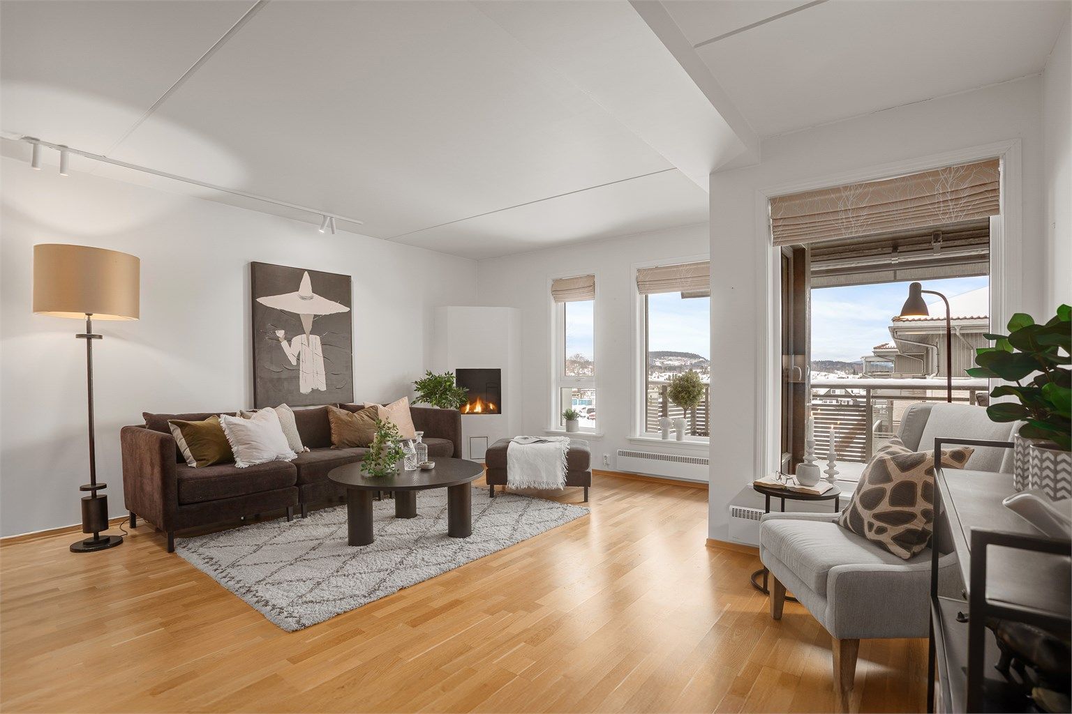 Lys og luftig stue med god plass til sofagruppe 