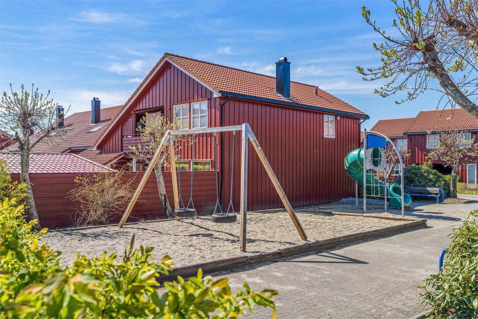 Nærområdet byr på flere lekeplasser og balløkker, som Tastaforen og Kittyhagen, kun få minutters gange unna.