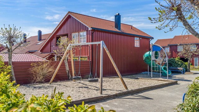 Nærområdet byr på flere lekeplasser og balløkker, som Tastaforen og Kittyhagen, kun få minutters gange unna.