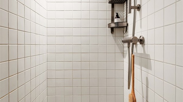 Innredning består av vegghengt klosett, vegghengt servant med armatur og dusjnisje med forheng.