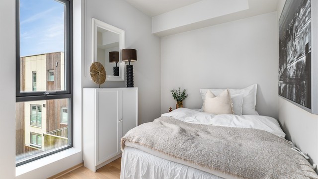 Soverommene vender mot satt vei i forhold til stuen og dermed ikke solutsatt på ettermiddag eller kveld.