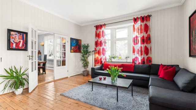 Tofløyet glassdør mellom spisestuen og stuen