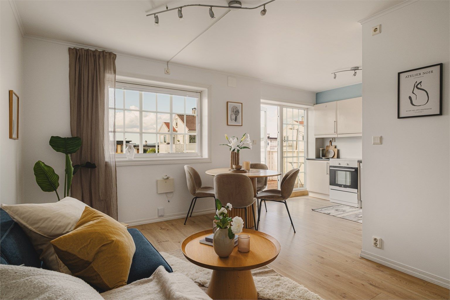 Åpen løsning mellom stue og kjøkken som gir en sosial og arealeffektiv planløsning. 
Foto: Herr Fotograf AS