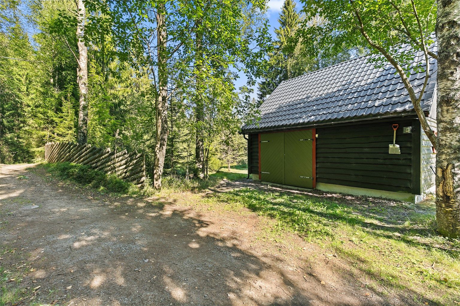 Fasade av garasjen
