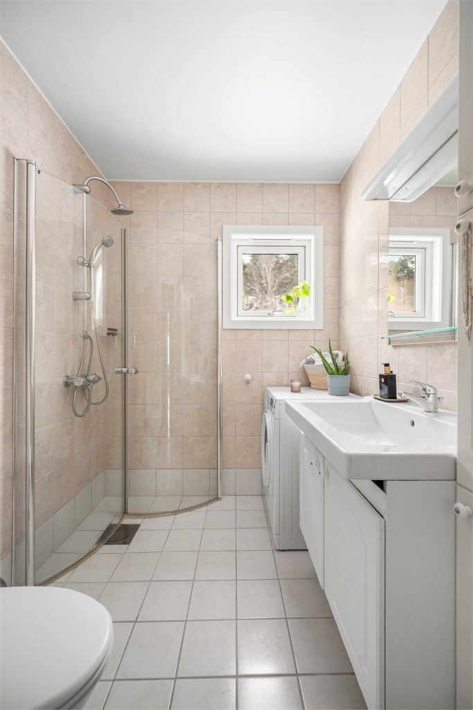 Flislagt bad med varmekabler i gulvet for ekstra komfort.