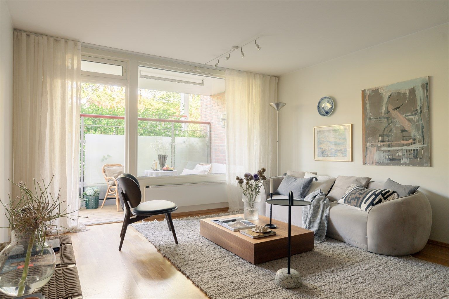 Leiligheten oppleves lys og luftig med store vindusflater.