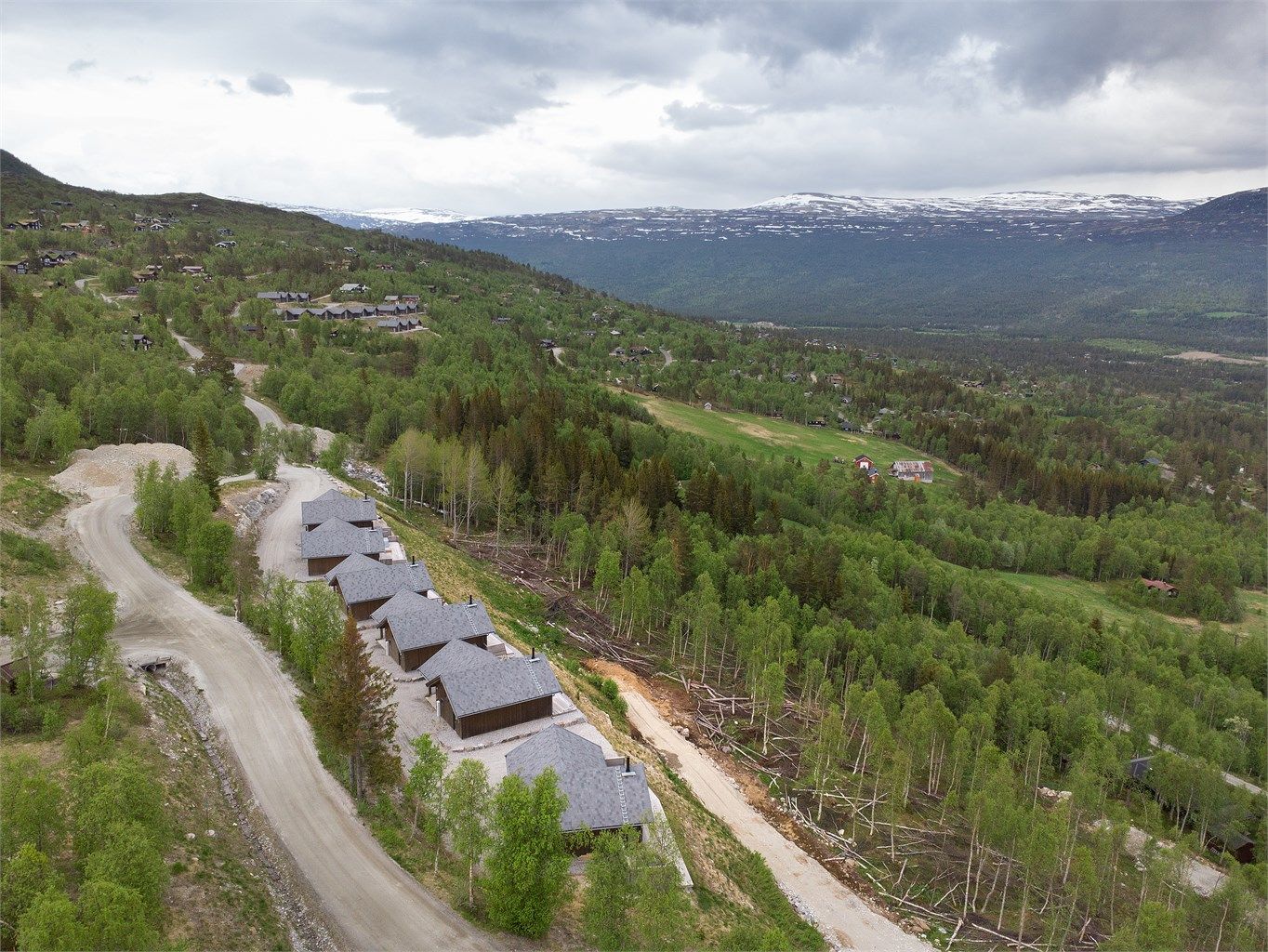 Bjorli skisenter ligger omtrent to kilometer unna med seks heiser og varierte nedfarter.