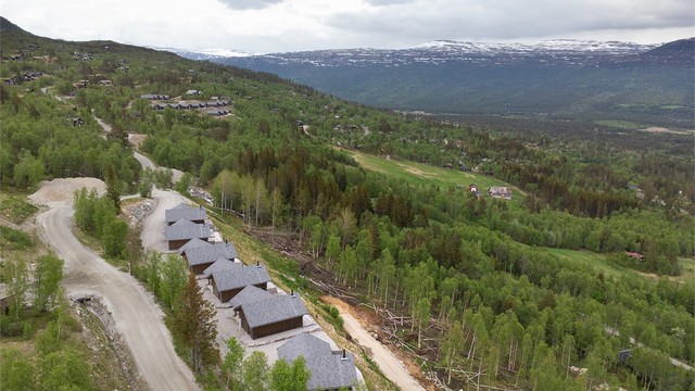Bjorli skisenter ligger omtrent to kilometer unna med seks heiser og varierte nedfarter.
