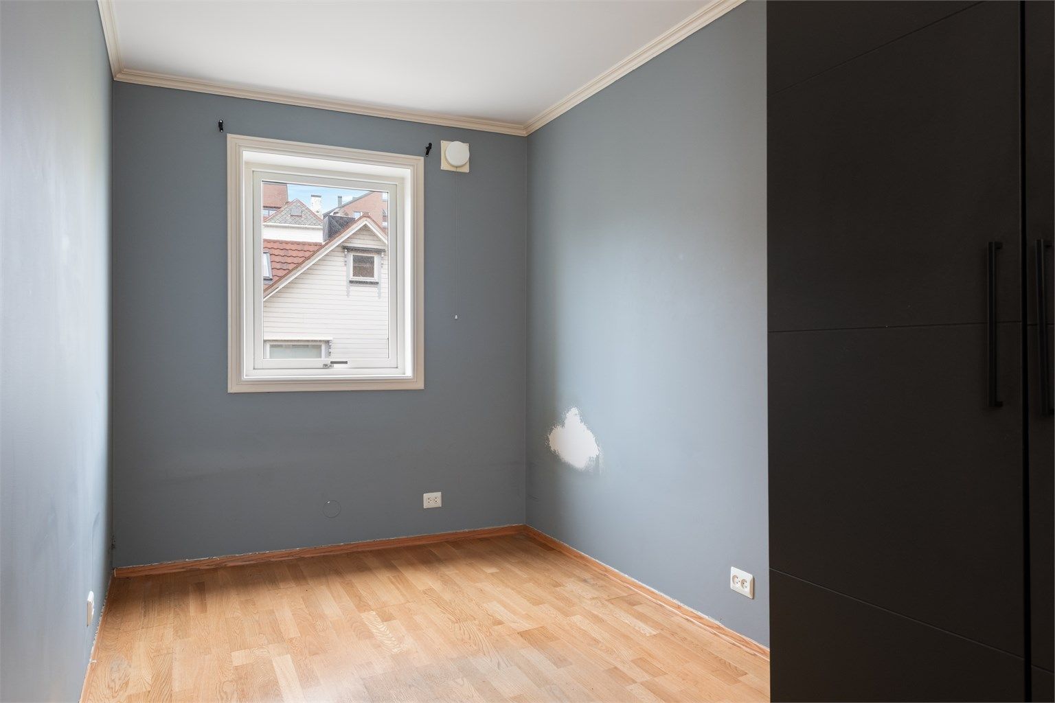 Det andre soverommet er på ca. 8 m² og er også utstyrt med praktisk garderobeløsning.
