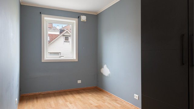 Det andre soverommet er på ca. 8 m² og er også utstyrt med praktisk garderobeløsning.
