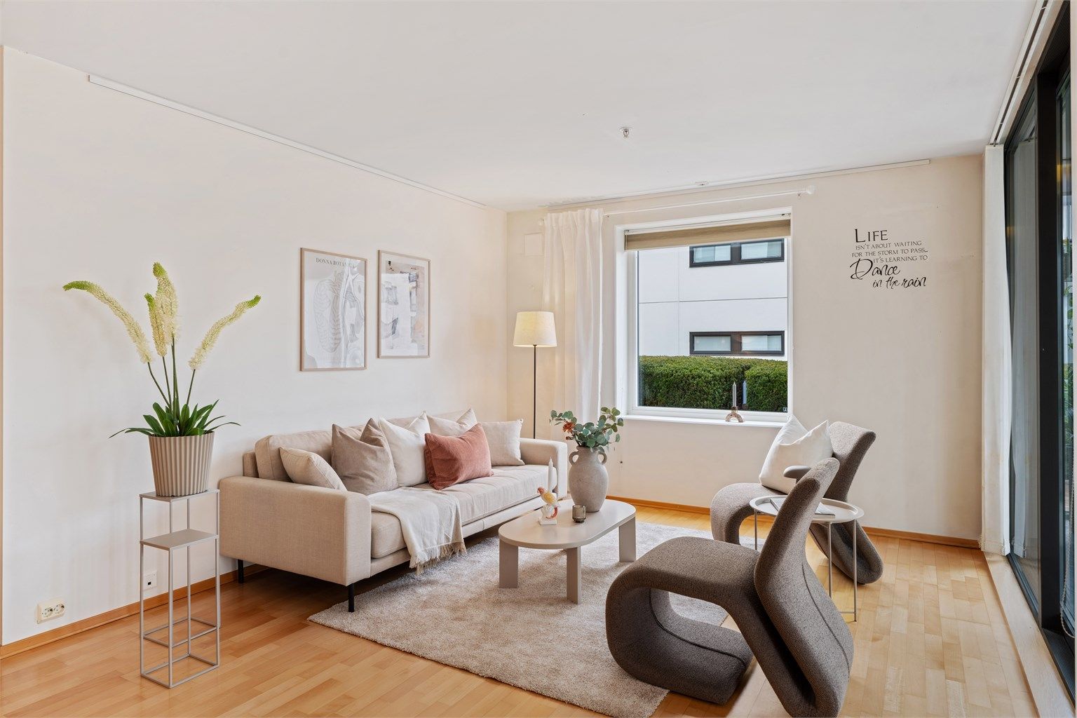 Rommet er enkelt å møblere med en naturlig inndeling for sofagruppe.