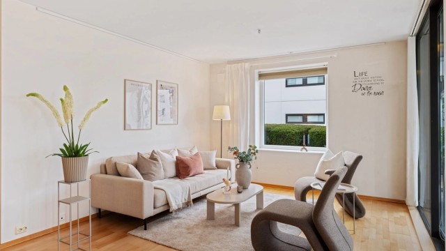 Rommet er enkelt å møblere med en naturlig inndeling for sofagruppe.