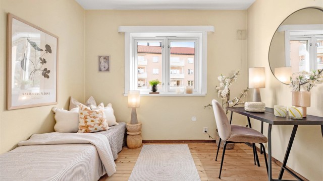 Det andre soverommet er også av god størrelse med plass til en seng, nattbord, kommode og en skrivepult