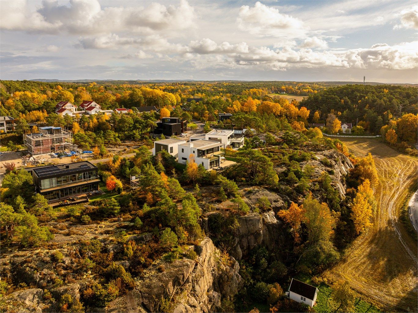 I det nye boligområdet Hvaler Panorama er denne eiendommen attraktivt beliggende i vestre rekke, ytterst på platået.