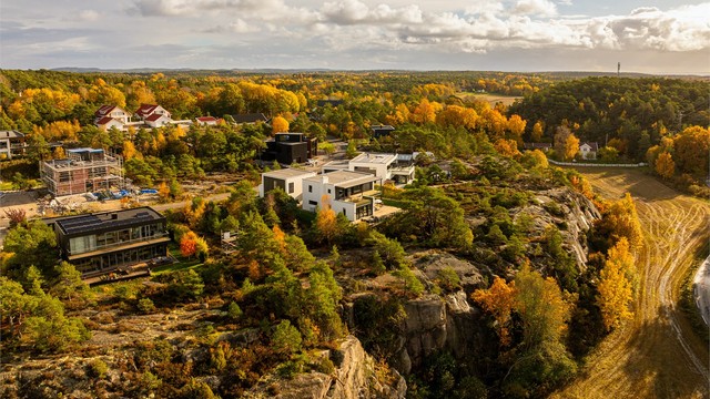 I det nye boligområdet Hvaler Panorama er denne eiendommen attraktivt beliggende i vestre rekke, ytterst på platået.