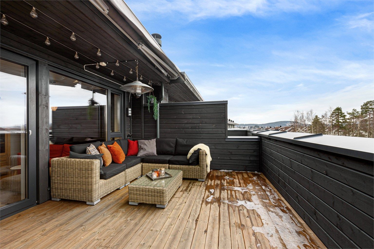 Delikat og moderne rekkehus over 3 plan, med flere fine uteområder