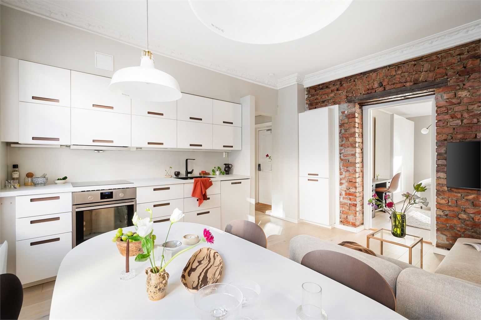 En gjennomgående leilighet med en vellykket kombinasjon av klassisk sjarm og moderne funksjonalitet.