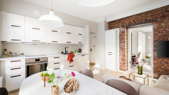 En gjennomgående leilighet med en vellykket kombinasjon av klassisk sjarm og moderne funksjonalitet.