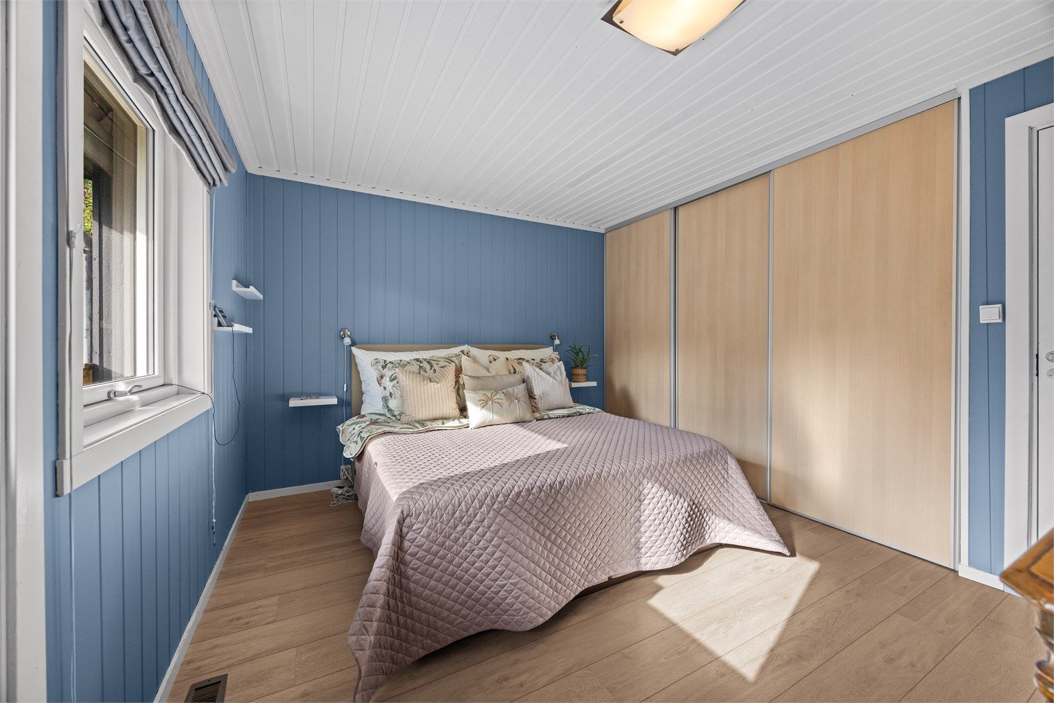 Romslig skyvedørsgarderobe gir god oppbevaringsplass på soverommet.
