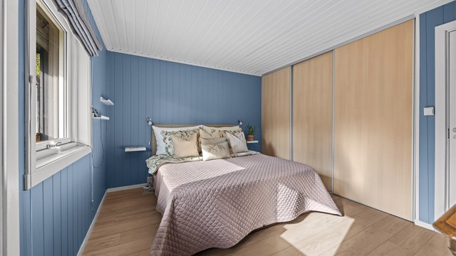 Romslig skyvedørsgarderobe gir god oppbevaringsplass på soverommet.